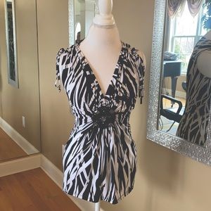 Cache black & white top